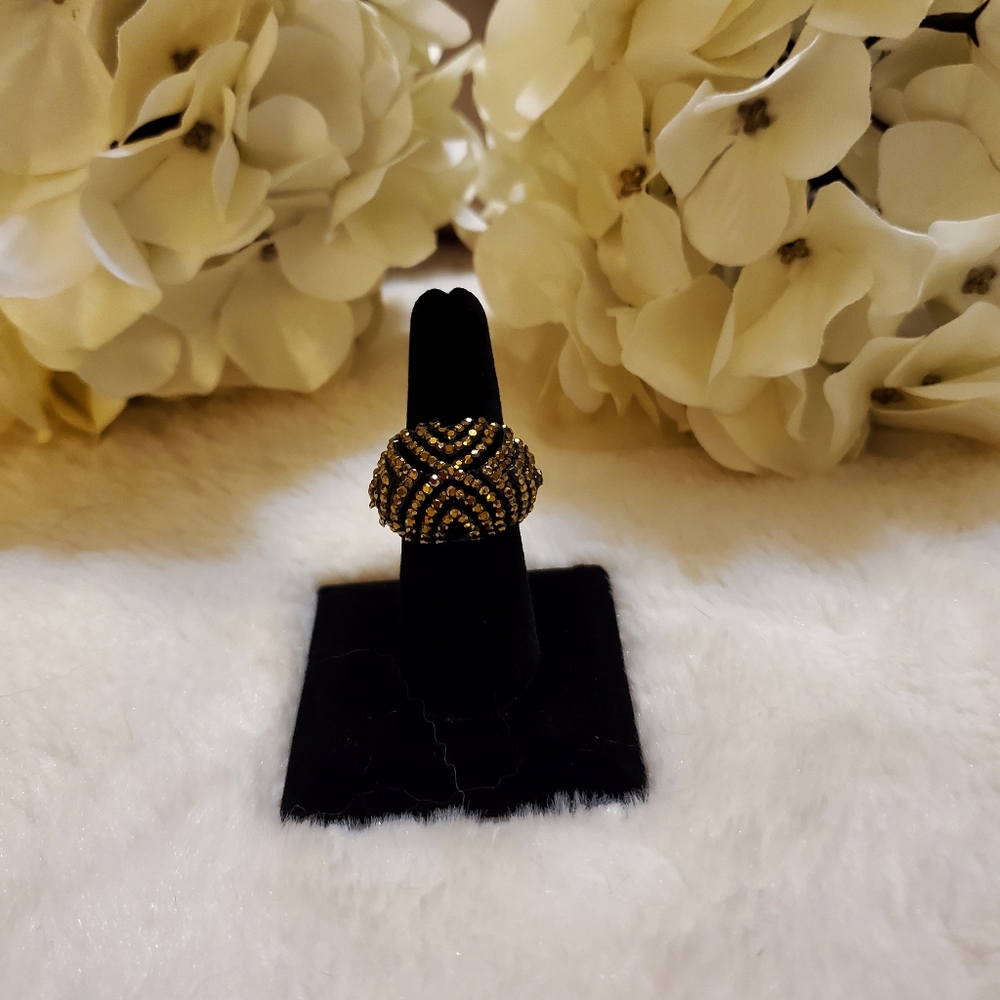 Gorgeous black & gold stoned cocktail ring
